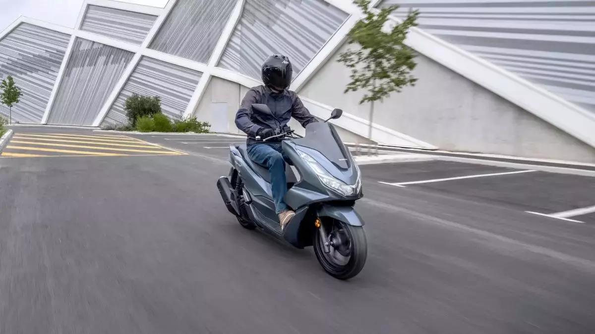 La Honda PCX 125 es la segunda moto más vendida en España durante el mes de noviembre con 628 matriculaciones (9.169 en total). Su coste inicial es desde 3.499 euros.