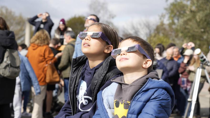 Así se vio el eclipse en Asturias: como un "mordisquín" al Sol por las abundantes nubes