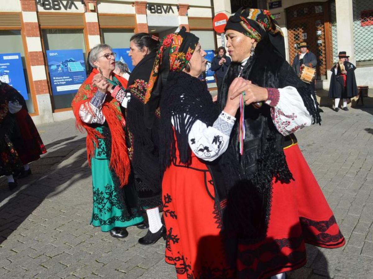 Grupos de mujeres bailando en Plaza Mayor. | E. P.