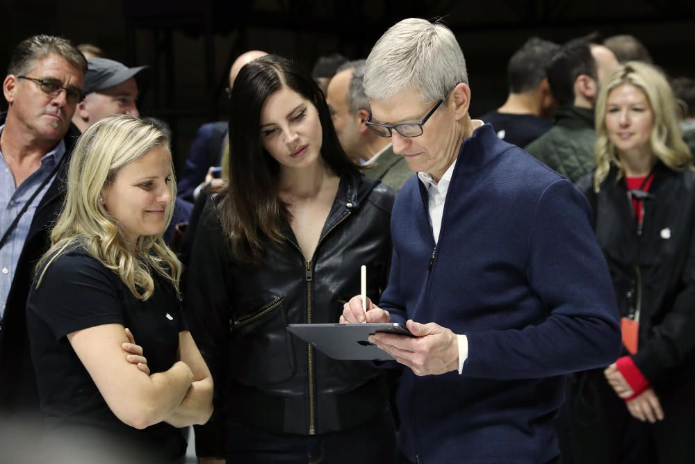 Apple CEO Tim Cook tries out the new iPad Pro as ...