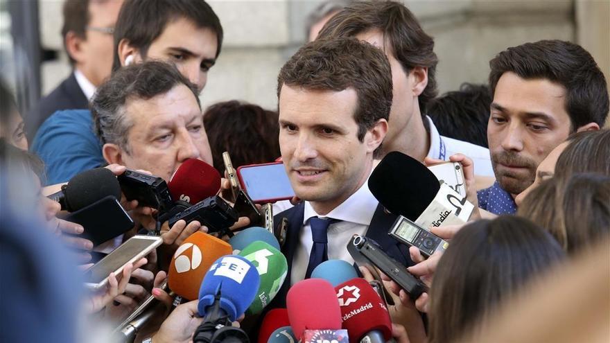 Casado cierra su equipo con guiños a Cospedal y Feijóo