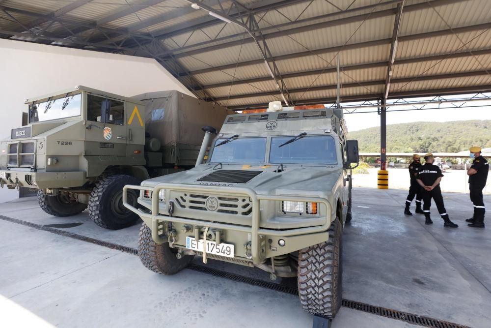 Ocho soldados de la Unidad Militar de Emergencias (UME) y cinco vehículos, bajo las órdenes del capitán Juan Serna, llegaron ayer de madrugada a Ibiza