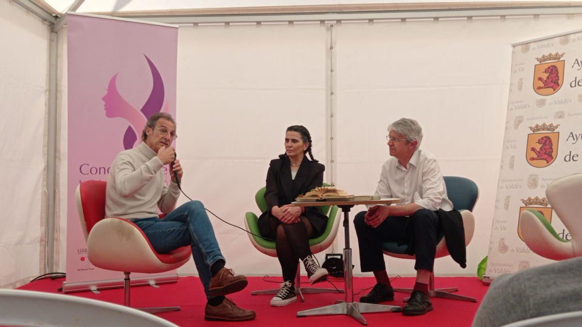 Charla literaria en una edición de la feria del libro luarquesa