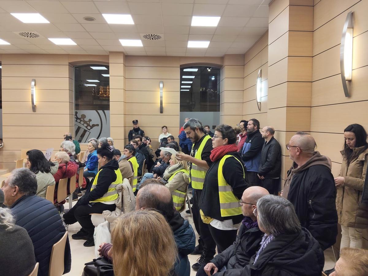 Juanmi Fernández, delcolectivo SOS Parke, lee el comunicado en el pleno de Alfafar.