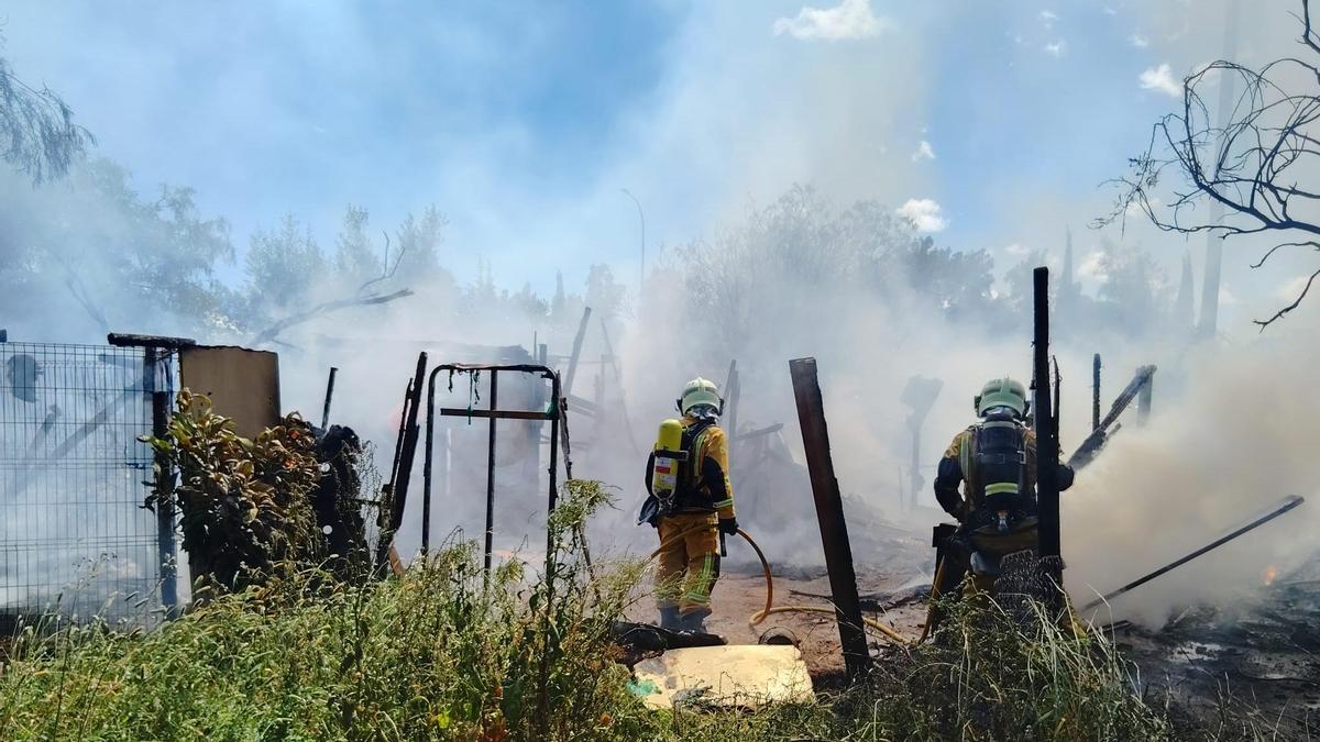 Bombers de Palma sofocan el fuego en unos arbustos junto a la Vía de Cintura.