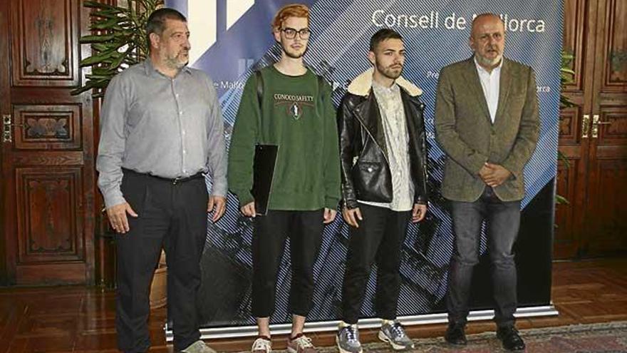 Ensenyat junto a los dos jóvenes agredidos, ayer en el Consell.