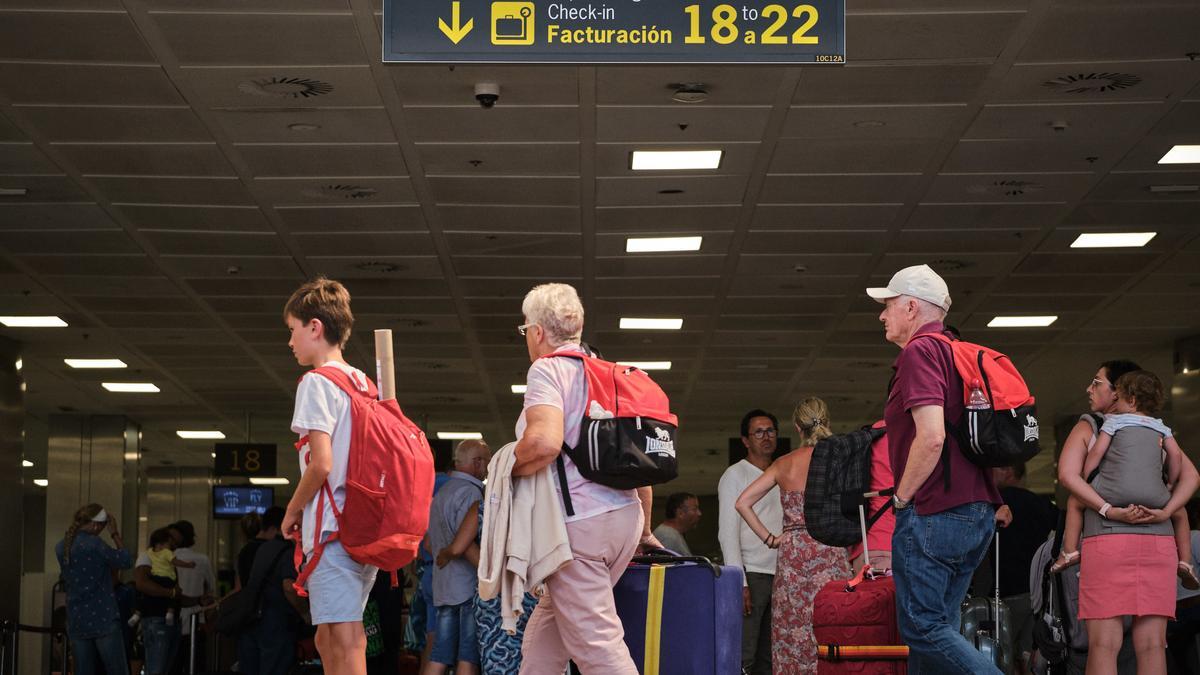 Pasajeros en el área de facturación del aeropuerto Tenerife Sur.