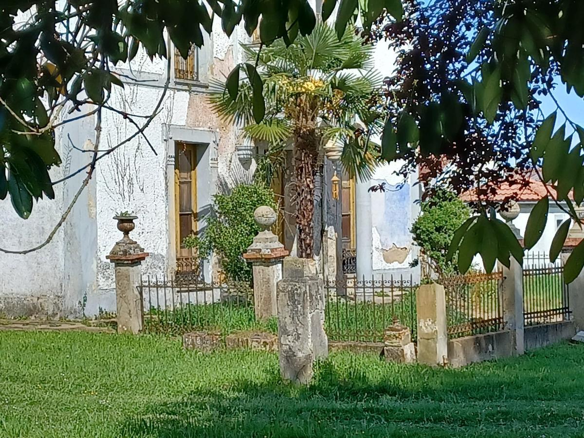 Detalle de la entrada de Quinta Rosita, en Portiella (Ables)