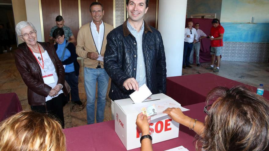 Gonzalo Caballero votando esta mañana. // Marta G. Brea