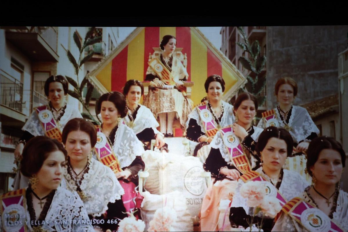 Fotogalería I Vila-real homenajea a las reinas y damas de las fiestas de 1976 y 2001