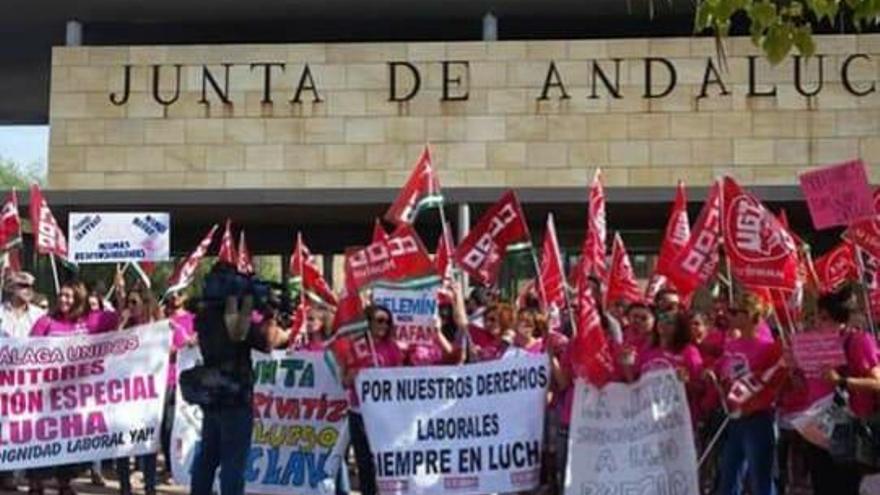 Unas 150 monitoras de educación especial temen perder su puesto de trabajo