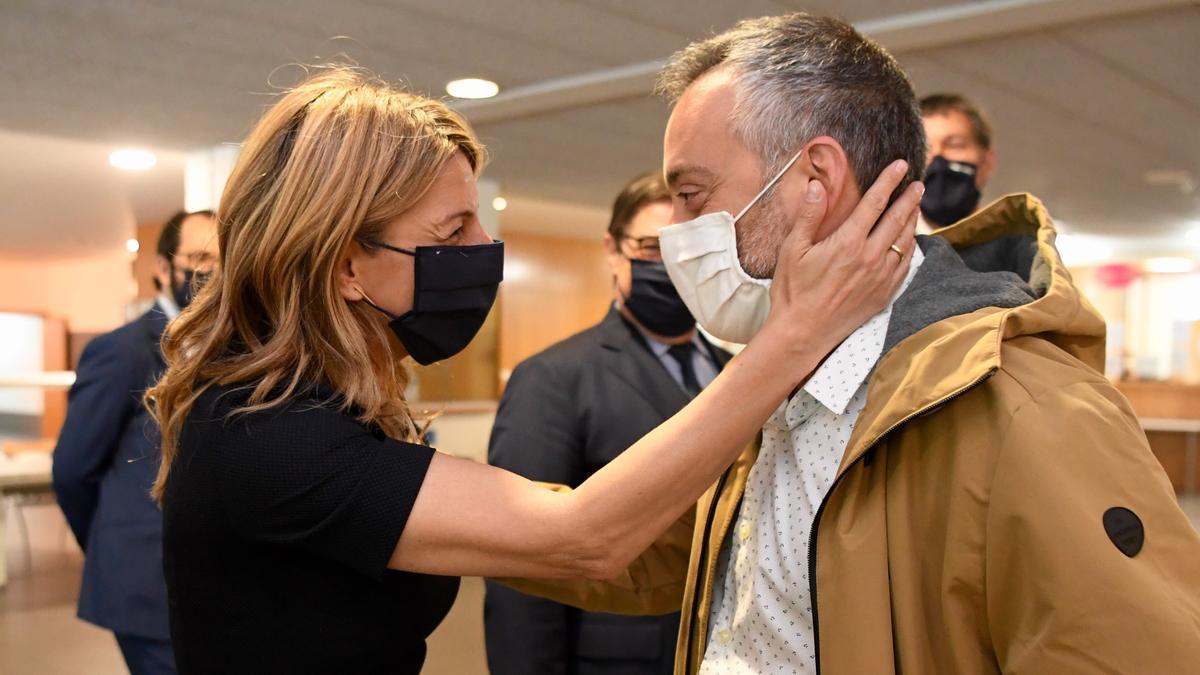 Yolanda Díaz saluda al exalcalde de A Coruña Xulio Ferreiro, antes de su conferencia en la facultad de Económicas de A Coruña.