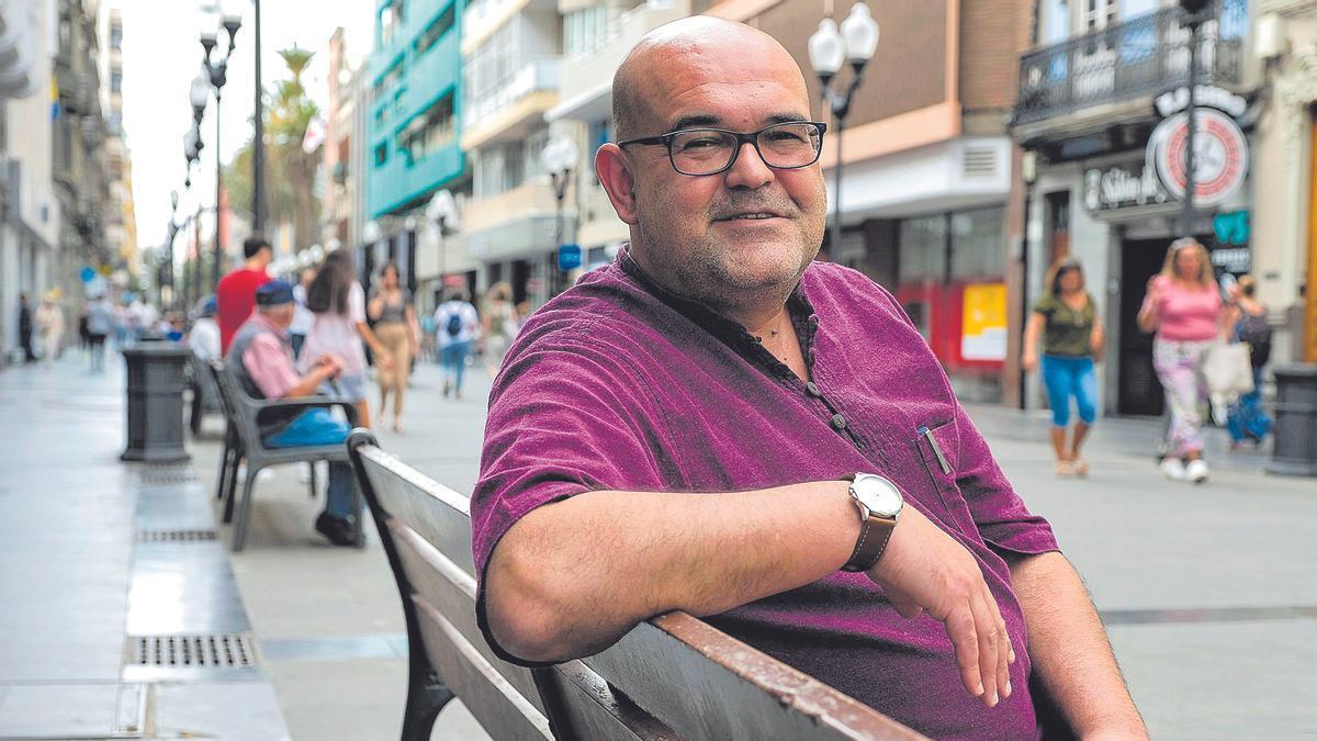 El escritor grancanario Alexis Ravelo en la Calle Mayor de Triana, el pasado 2022, tras ser nombrado Hijo Predilecto de Las Palmas de Gran Canaria.