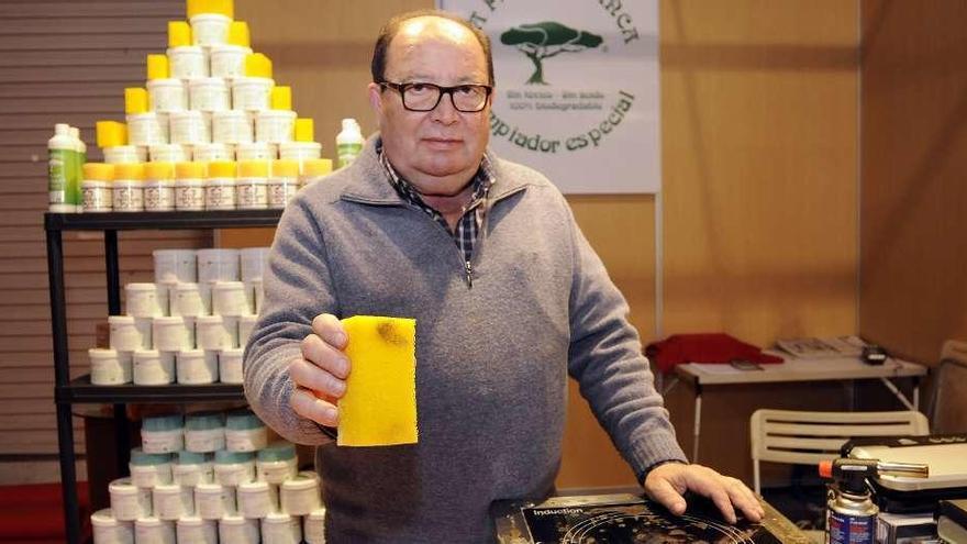 Emilio Villares, durante una demostración con el producto de limpieza. // Bernabé/J. Lalín