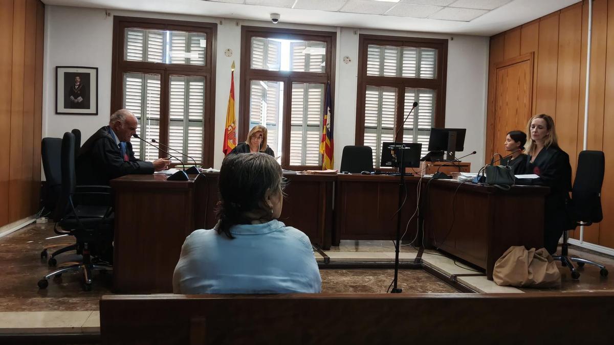 La exdirectora del Archivo Municipal de Palma, Margalida Rosselló, ayer durante la vista previa del juicio.