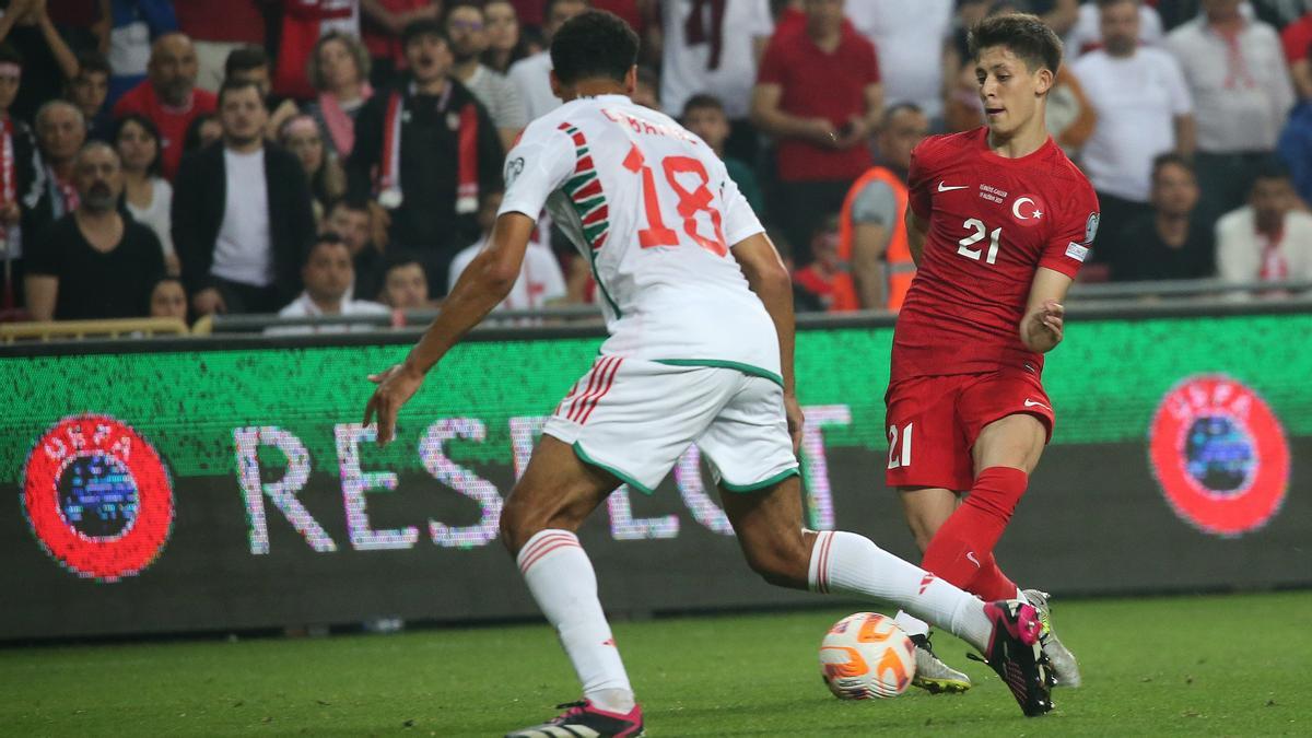 Arda Güler, en un partido con la selección de Turquía ante Gales.