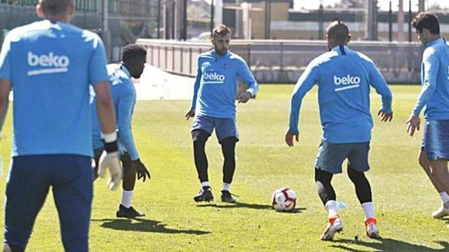 Els jugadors del Barça, entrenant-se ahir a la Ciutat Esportiva.