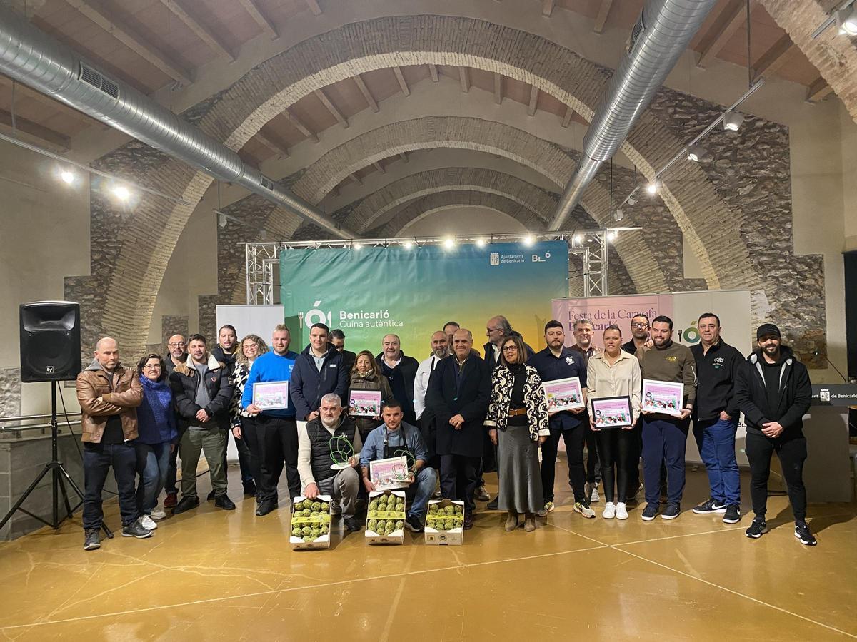 Foto de familia de premiados, jurado y autoridades, entre otros, tras la entrega de premios del concurso de pinchos.