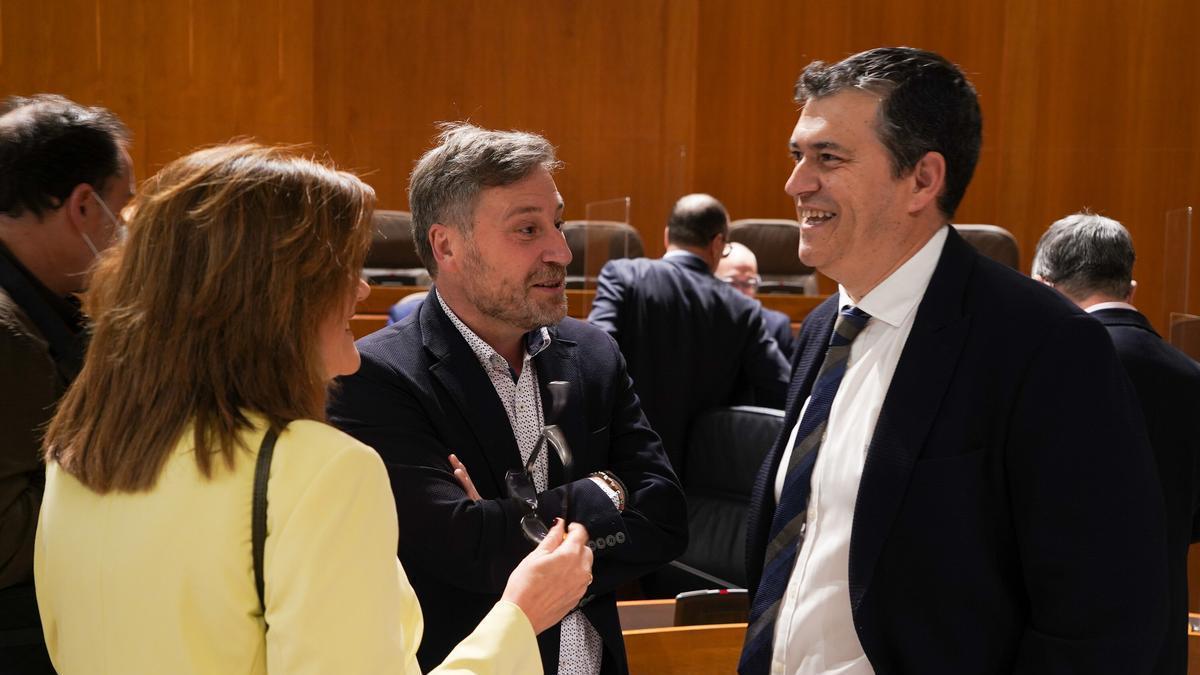 Charla en el hemiciclo parlamentario entre Carmen Martínez, José Luis Soro y Joaquín Palacín.