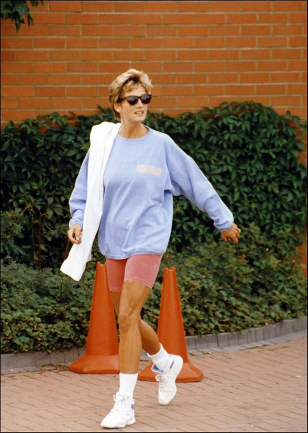 El look deportivo de Lady Di: sudadera 'oversize', mallas ciclistas de colores y zapatillas deportivas con calcetines altos