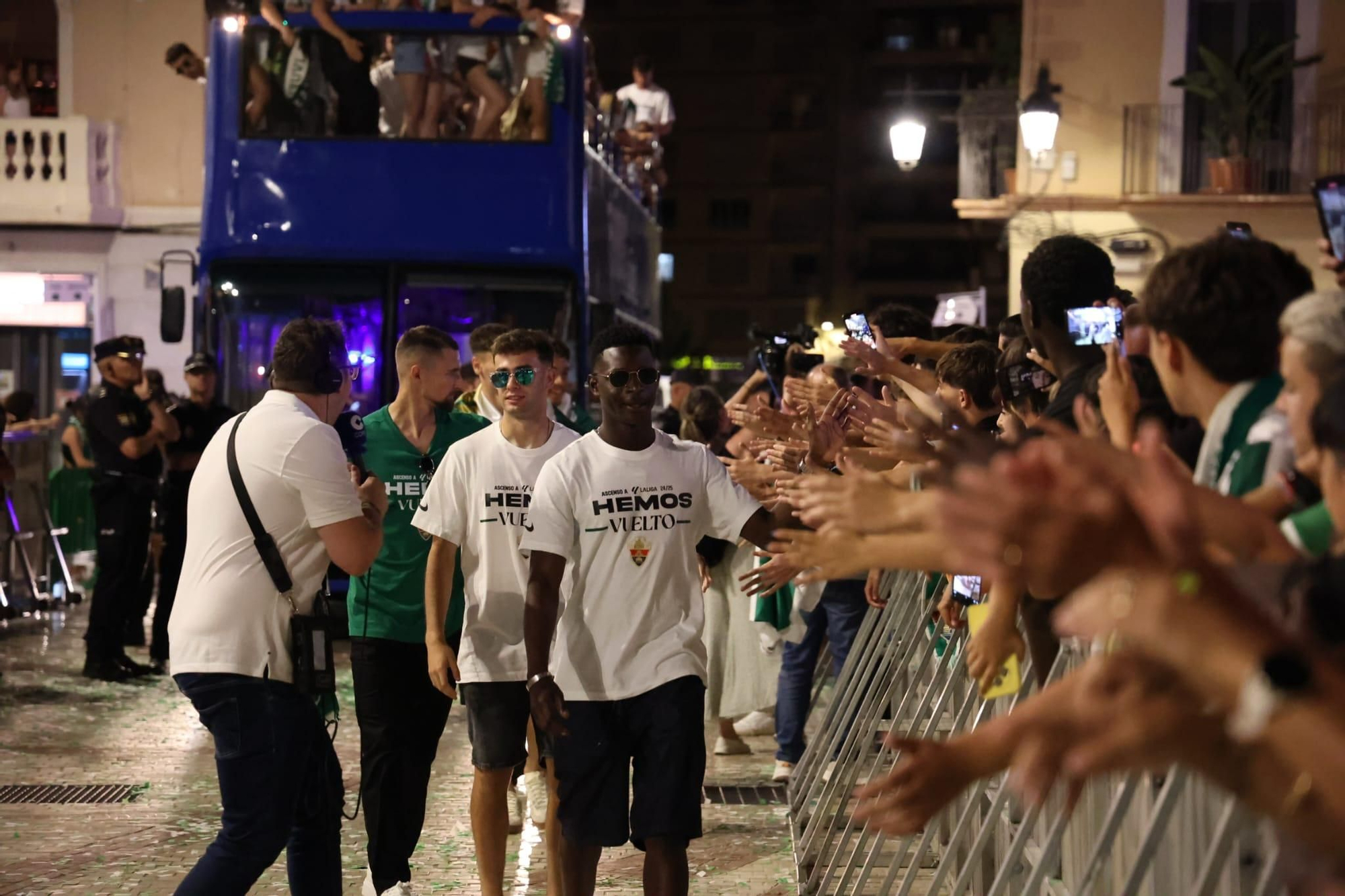 El Elche CF celebra el ascenso a Primera con una rúa en autobús hasta la Plaça de Baix