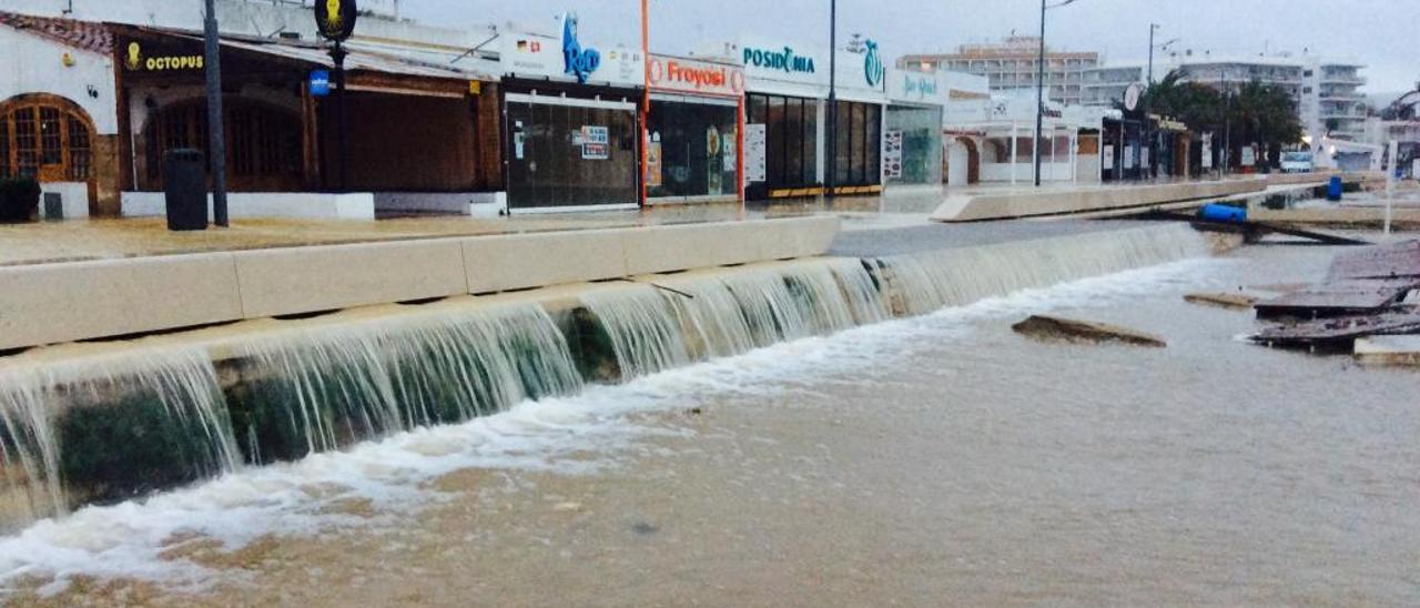 La lluvia obliga a desalojar a 300 personas en Xàbia y causa estragos en el litoral