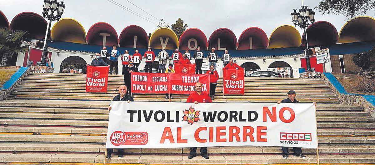 La plantilla del Tivoli se manifiesta a diario a las puertas del parque.