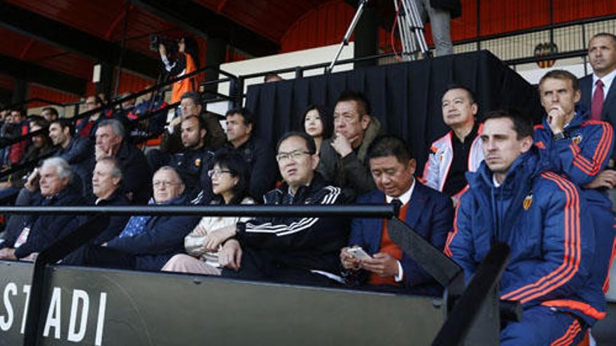 Peter Lim, al fondo y al centro del palco, en un partido del juvenil ante el Lyon en Paterna.