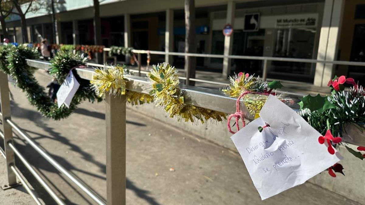 Detalle de la decoración, con mensajes incluidos