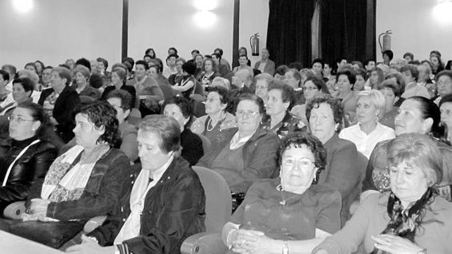 Asistentes al acto de clausura de «Mujer rural», en el teatro Toreno de Cangas del Narcea.