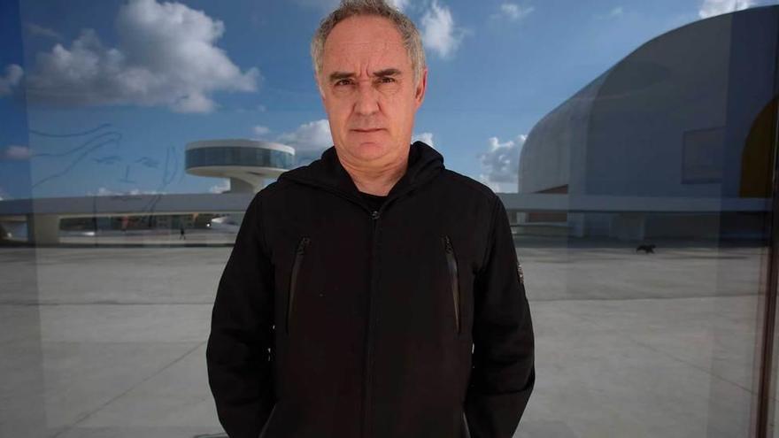 Ferran Adrià, ayer, en el Centro Niemeyer.