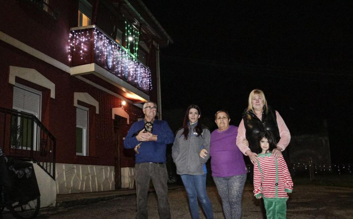 Arriba, por la izquierda, Francisco Labrador con su perra, «Suka», Nadia Rodríguez, Maricarmen López, María Teresa García y África Madrera, junto a su comunidad de vecinos. Debajo, Sara Álvarez, Lucas González y Pascual Martínez, a las puertas de su vivienda.  | LUCAS CID