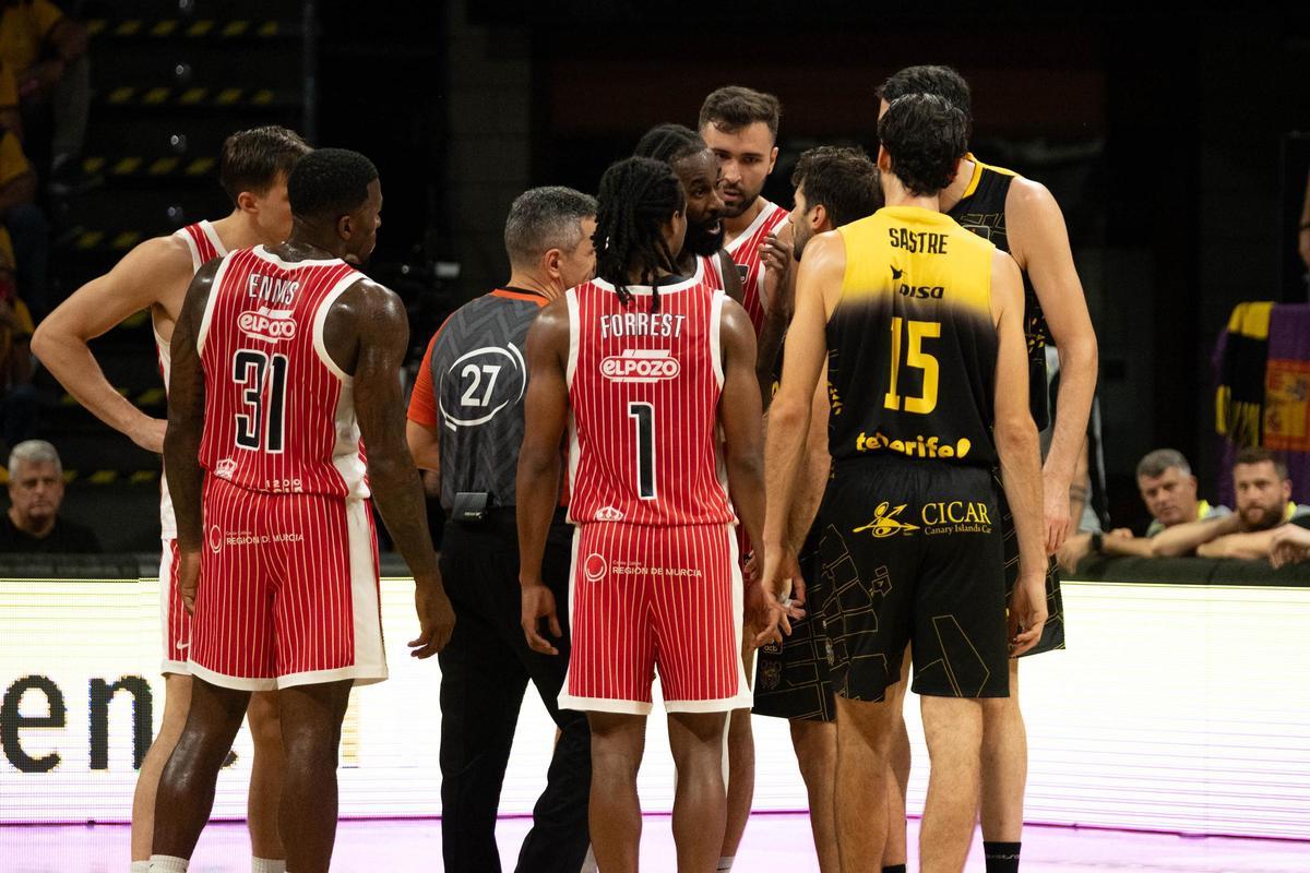 Un momento de tensión en el CB Canarias-UCAM Murcia.