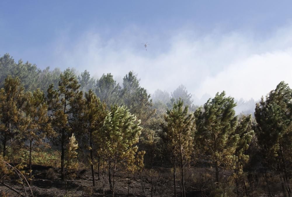 El incendio originado en Soutomaior se propagó hasta Redondela y obligó a desalojar varias viviendas