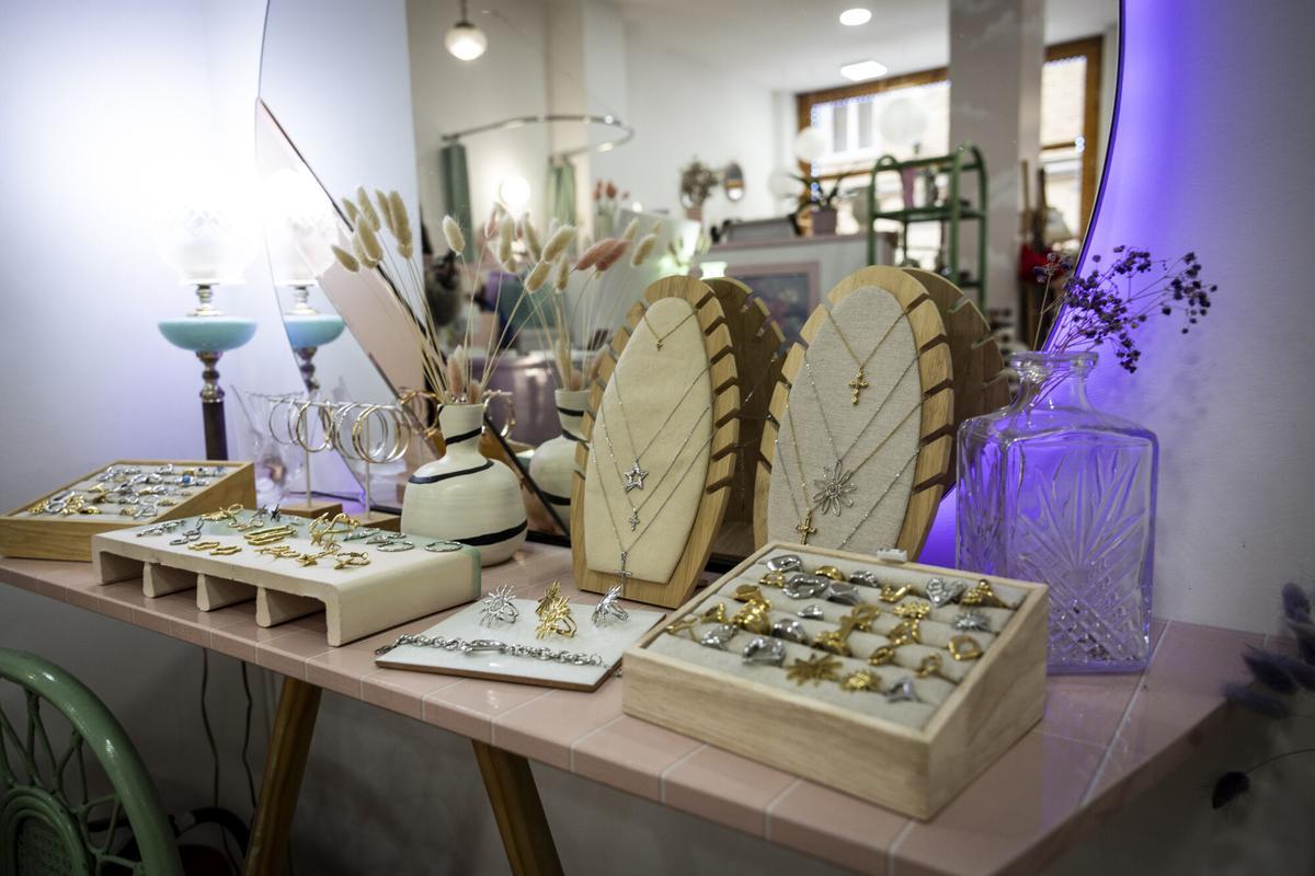 Kashmir, la tienda vintage de Zaragoza que vive por el "amor al arte" a la moda Kashmir, la tienda vintage de Zaragoza que vive por el "amor al arte" a la moda