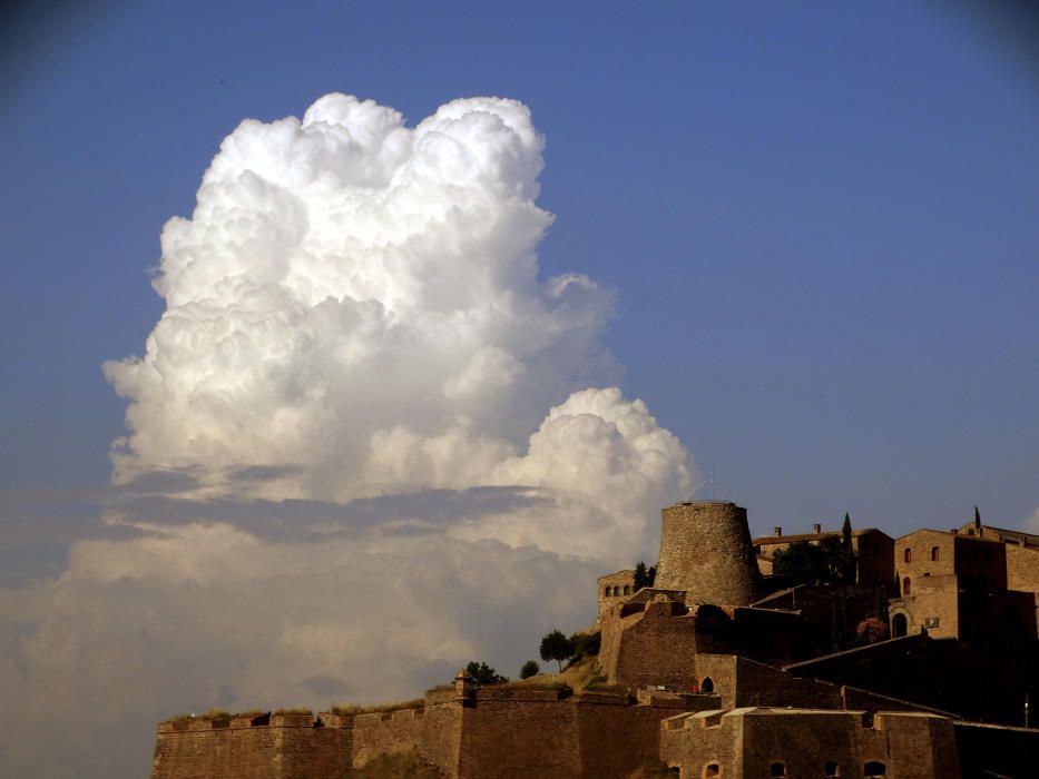 Cumulonimbus. El contrast de les temperatures altes i l’aire fred en alçada afavoreix el creixement de núvols convectius que deixen pluges i calamarsades en alguns indrets, normalment a la tarda