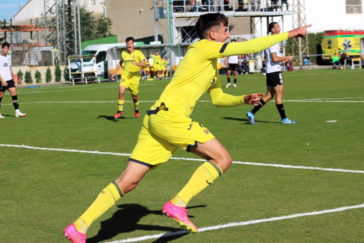 Celso Bermejo celebra uno de los 14 goles que lleva anotados esta temporada con el juvenil.