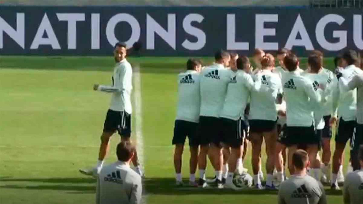 ¡Collejas! Busquets, Pau Torres y Sergi Roberto reciben 'caricias' de sus compañeros