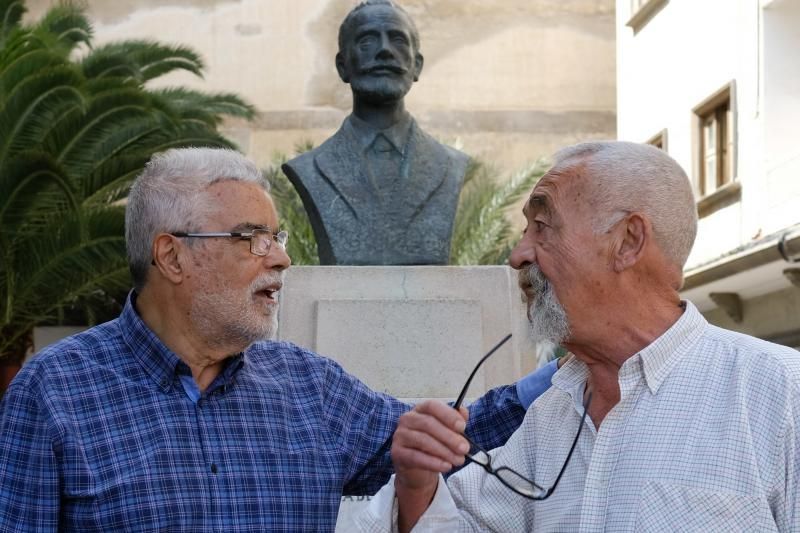 Las Palmas de Gran Canaria. El presidente de Canarias, Fernando Clavijo, recibe al secretario general de UGT en las islas, Gustavo Santana, y a los miembros de su Ejecutiva, que le entregarán una estatuilla conmemorativa del 130 aniversario del sindicato.  | 11/03/2019 | Fotógrafo: José Carlos Guerra