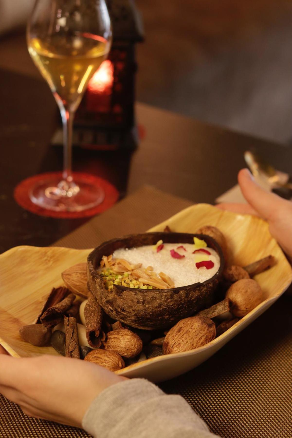 Arroz con leche cremoso de coco, cardamomo y pistachos