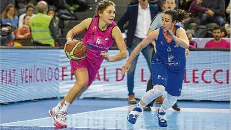 Rosó Buch, defensada per Silvia Domínguez (Perfumerías Avenida) en la final de Copa a Sant Sebastià.