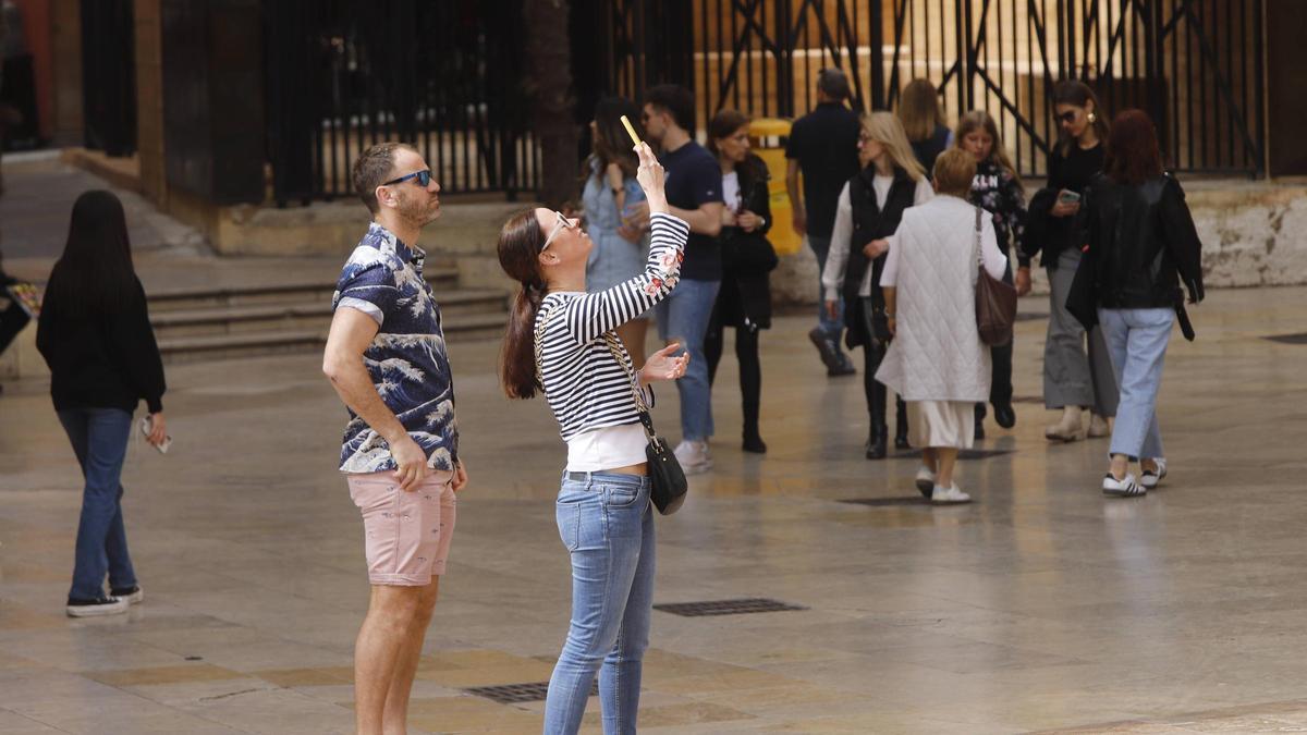 Turistas paseando por el centro de València esta mañana.