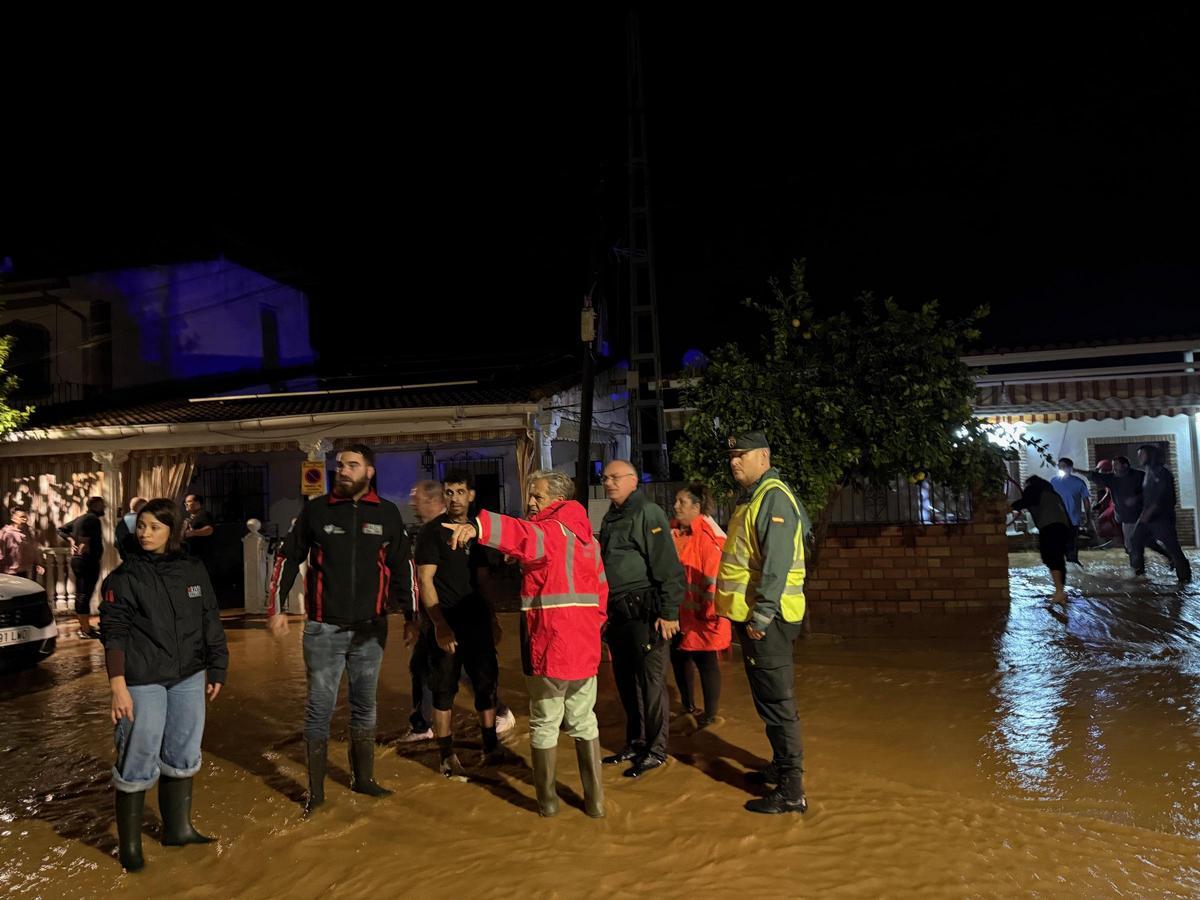 Salvador Fuentes, junto a agentes de la Guardia Civil, durante la tormenta.