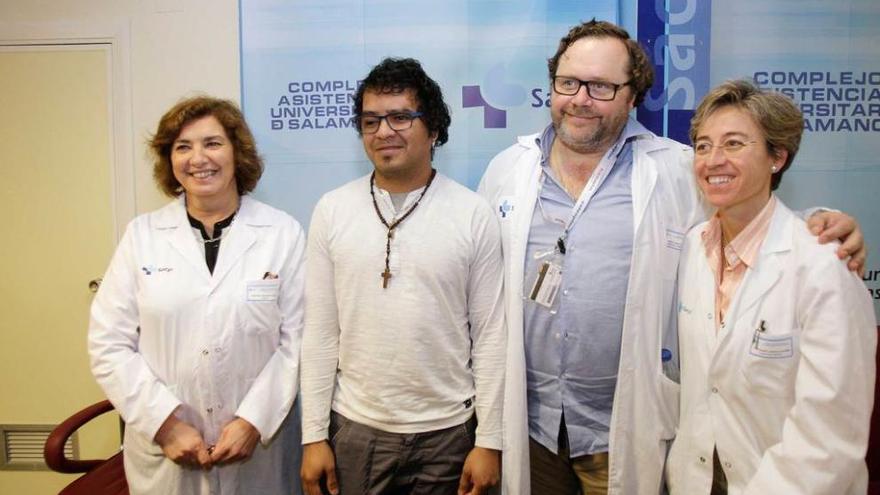 Fernando Isaac González, segundo por la izquierda, con el equipo médico.