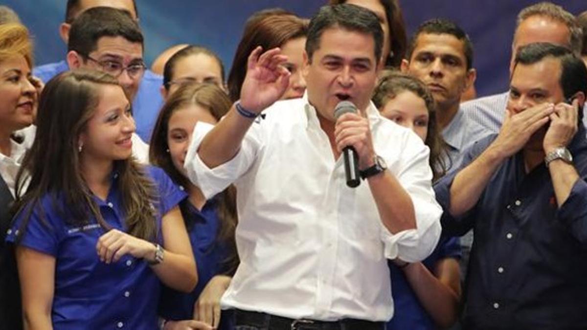 El candidato oficialista a la presidencia de Honduras, Juan Orlando Hernández, proclama su victoria en Tegucigalpa.