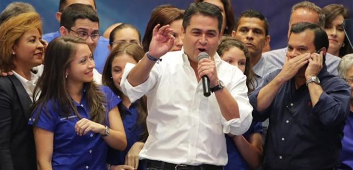 El candidat oficialista a la presidència d’Hondures, Juan Orlando Hernández, proclama la seva victòria a Tegucigalpa.