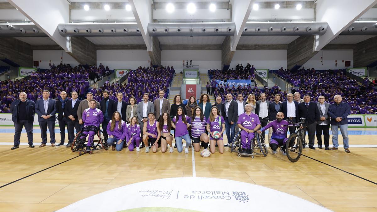 Foto de familia de los clubes y deportistas de la Fundació Miquel Jaume-Palma Futsal.