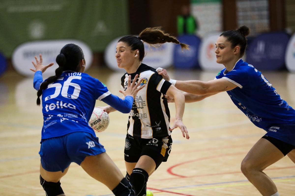 Espe López, agarrada por Elena Cuadrado, expantera costasoleña.