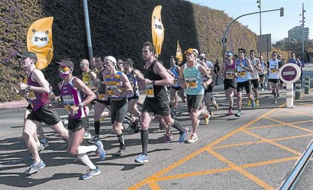 ’Llebres’ salvadores Tres ’pacemakers’ guien un grup a 2.45 hores.