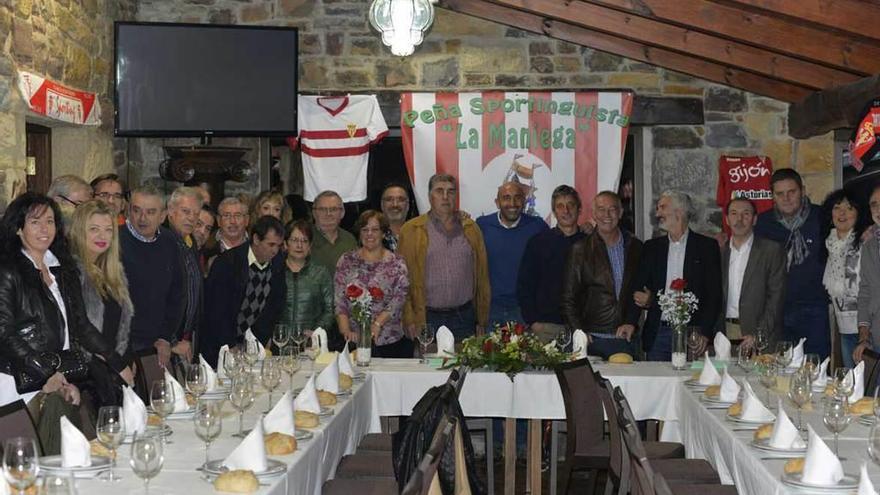 La peña sportinguista La Maniega celebra su aniversario con el cuerpo técnico